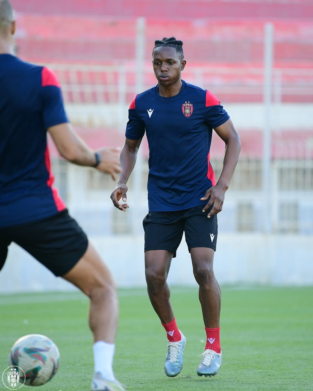 BEKI WA SIMBA CHE MALONE AANZA KAZI USM ALGER