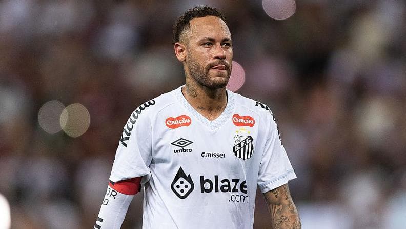 Neymar JR acheza na kutupia licha ya kuwa na jeraha la goti.