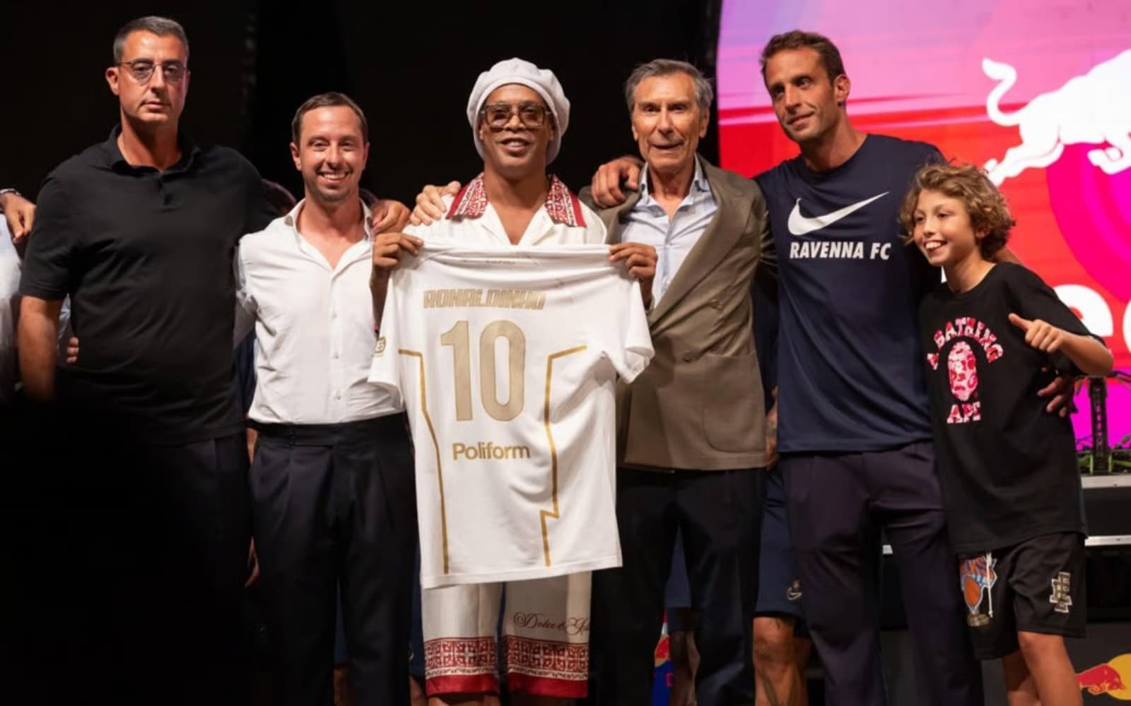 Ronaldinho Kurejea Tena Uwanjani, Baada ya Miaka 11